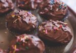 découvrez notre recette facile et délicieuse de glaçage au chocolat, parfait pour sublimer vos gâteaux et desserts.