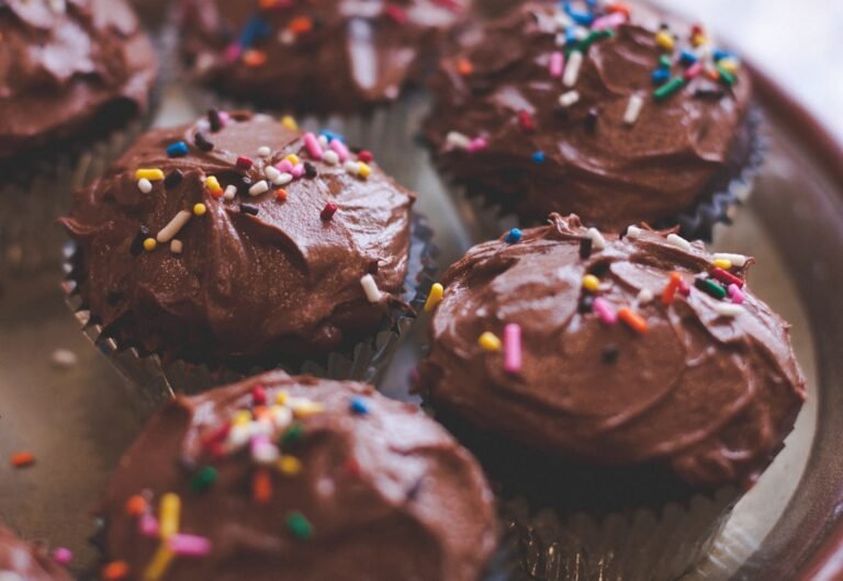 découvrez notre recette facile et délicieuse de glaçage au chocolat, parfait pour sublimer vos gâteaux et desserts.