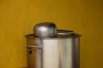découvrez le double boiler, un ustensile de cuisine essentiel pour chauffer délicatement vos aliments et préparer des recettes délicates sans risque de brûlure.