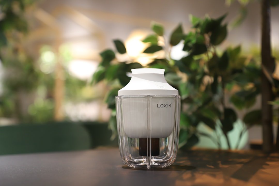 ouvre-bocaux électrique pratique et facile à utiliser, conçu pour ouvrir rapidement et sans effort tous types de bocaux.