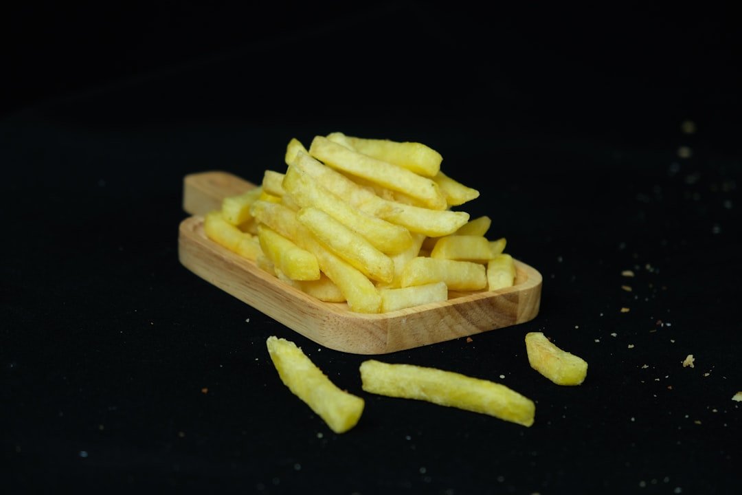 coupe-frites manuel en acier inoxydable, robuste et facile à utiliser, idéal pour découper rapidement des frites maison parfaitement uniformes.