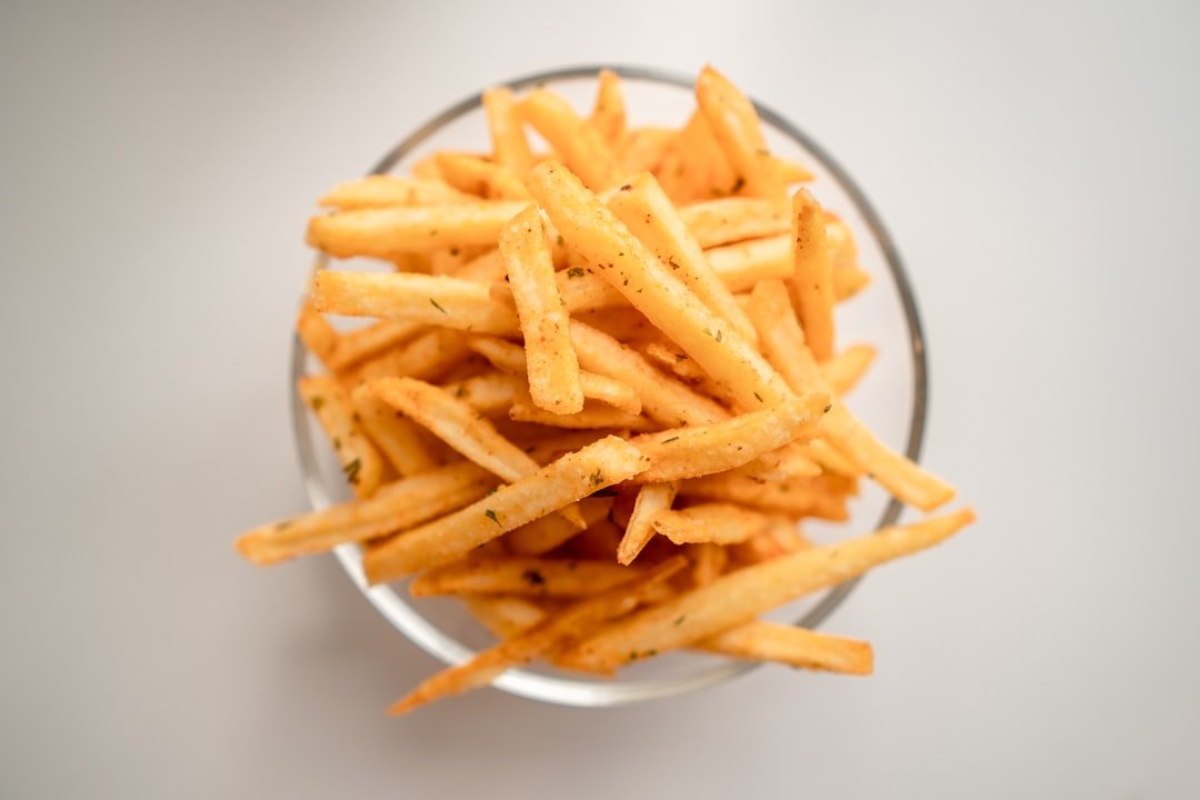 coupe-frites manuel en acier inoxydable pour des découpes rapides et précises de pommes de terre, idéal pour une utilisation domestique ou professionnelle.
