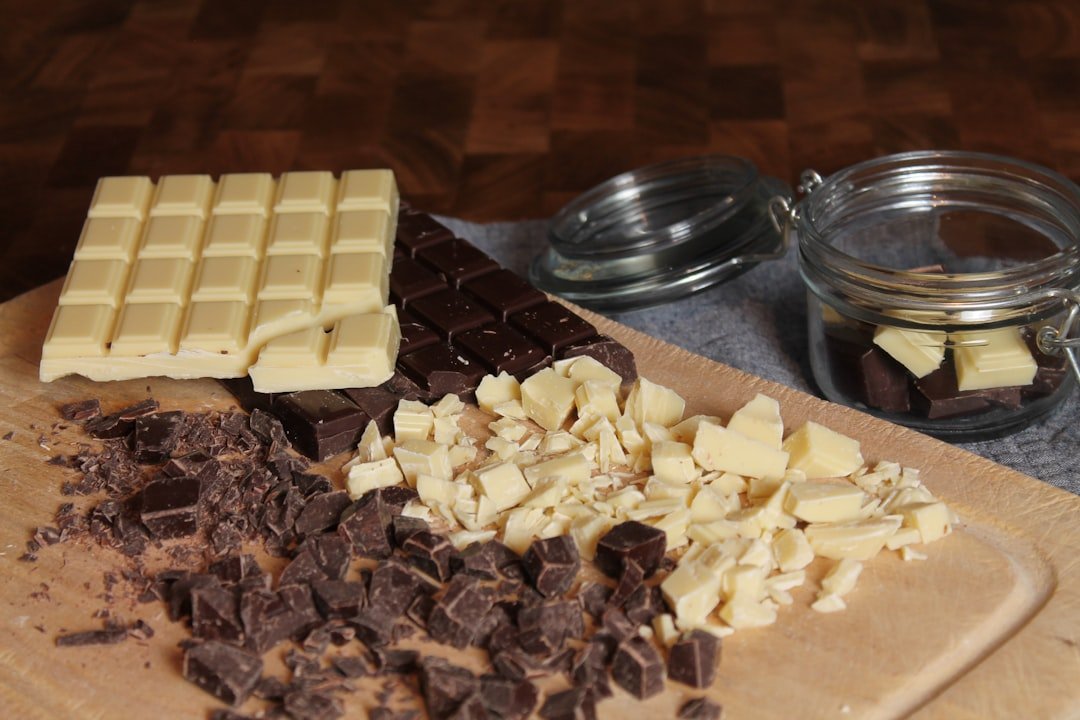 découvrez comment faire fondre facilement du chocolat au micro-ondes pour des desserts rapides et savoureux.