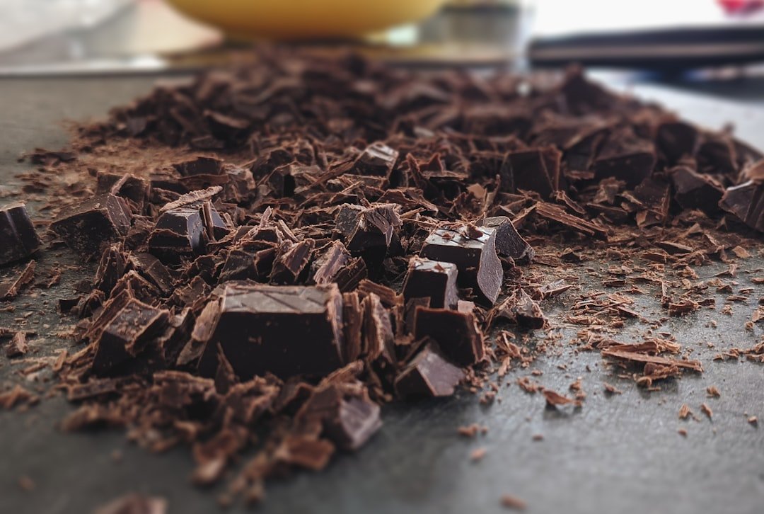 apprenez comment faire fondre facilement du chocolat au micro-ondes pour des desserts rapides et délicieux.