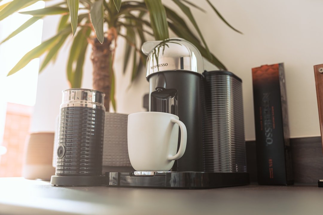 guide complet pour démonter votre machine nespresso magimix en toute sécurité, avec des étapes claires et des conseils pratiques.