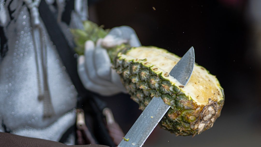 découvrez les meilleures méthodes pour peler un ananas facilement et rapidement, avec des astuces pratiques pour ne rien gaspiller.