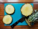 découvrez la méthode efficace pour éplucher l'ananas facilement et rapidement, tout en conservant sa saveur et sa fraîcheur.