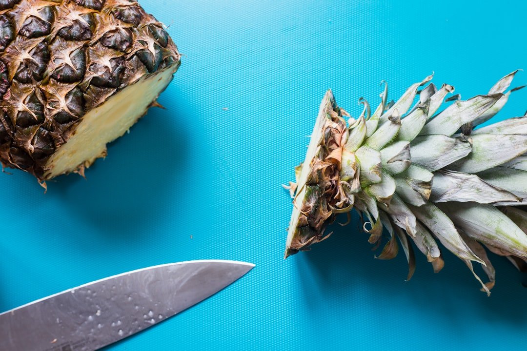 découvrez comment peler un ananas facilement et rapidement grâce à nos astuces simples pour préparer ce fruit tropical délicieux.