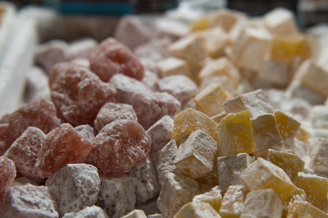 découvrez tout sur le sucre glace : ses utilisations en pâtisserie, astuces pour un glaçage parfait, et conseils de conservation.