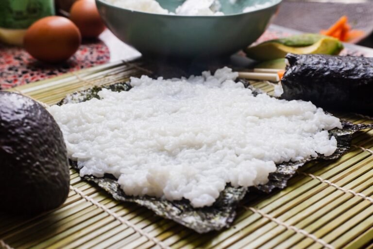 apprenez à cuisiner parfaitement le riz à sushi avec nos conseils faciles et rapides pour réussir vos sushis maison.