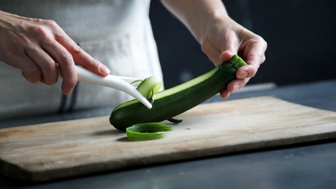 découvrez comment peler facilement les courgettes grâce à nos astuces simples et rapides pour une préparation culinaire réussie.
