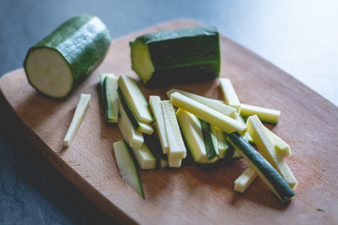 découvrez comment éplucher facilement les courgettes avec nos astuces simples et rapides pour un zucchini peeling parfait.