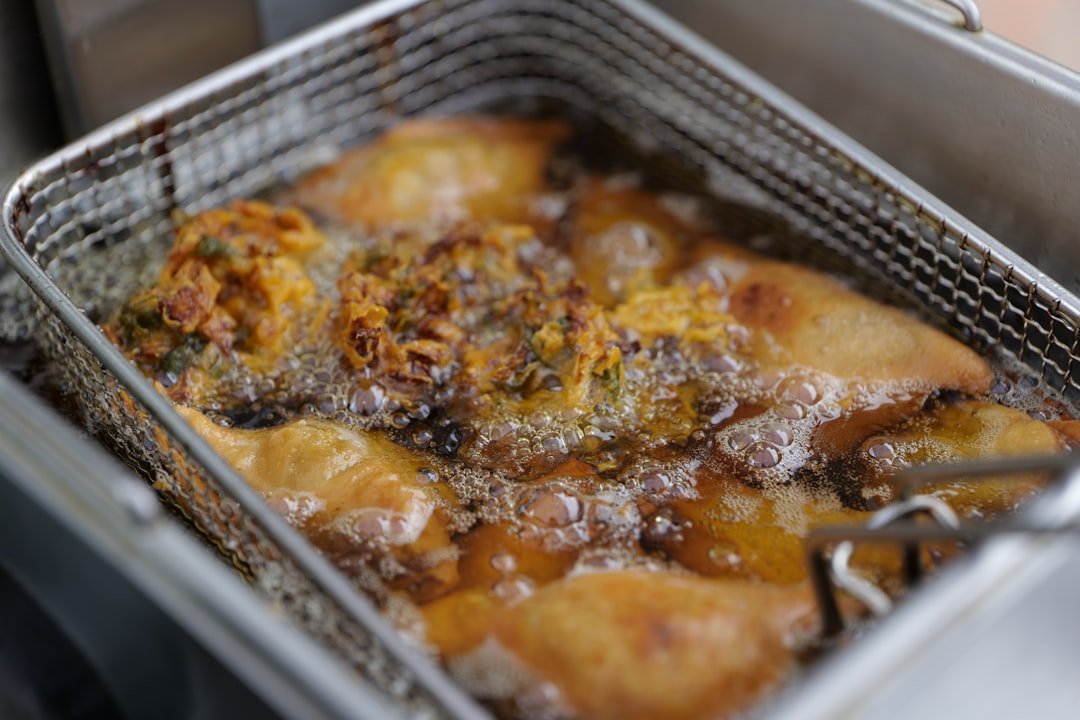 découvrez comment utiliser une friteuse à air pour cuisiner rapidement et sainement vos plats préférés avec peu ou pas d'huile.