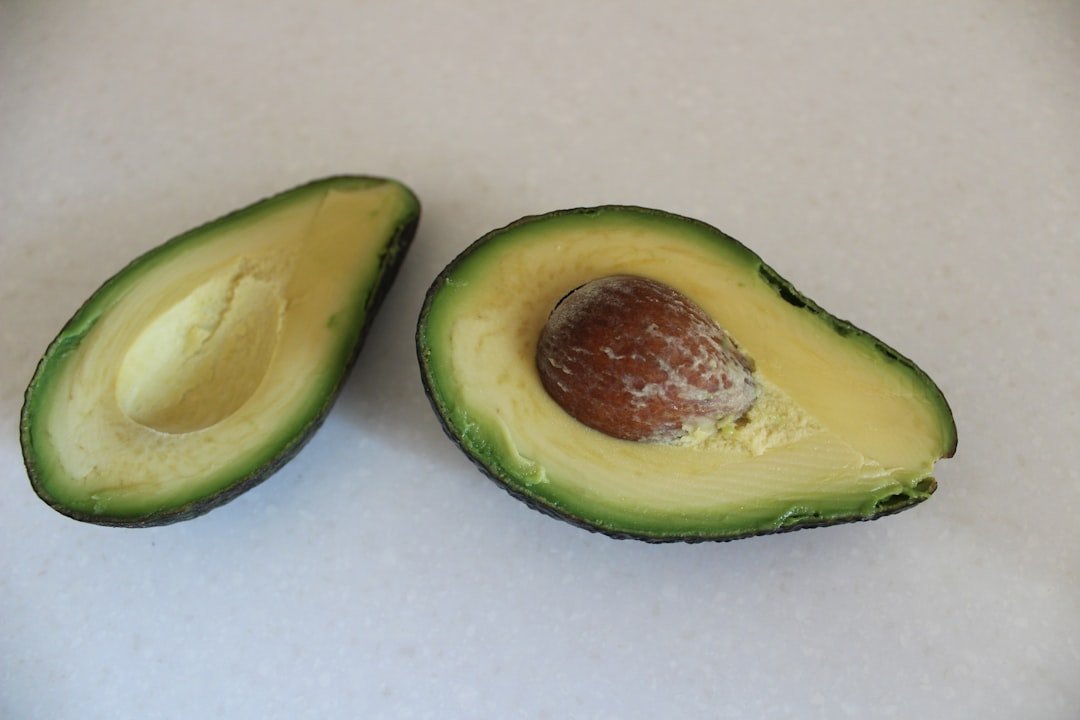 découvrez les meilleures méthodes pour conserver vos avocats frais plus longtemps et éviter le gaspillage.