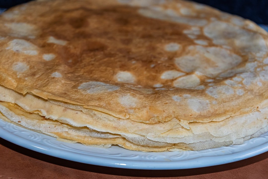 découvrez l'importance du temps de repos de la pâte à crêpes pour obtenir des crêpes légères et savoureuses.