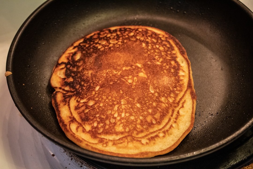 découvrez pourquoi il est important de laisser reposer la pâte à crêpes pour obtenir des crêpes légères et moelleuses à chaque fois.