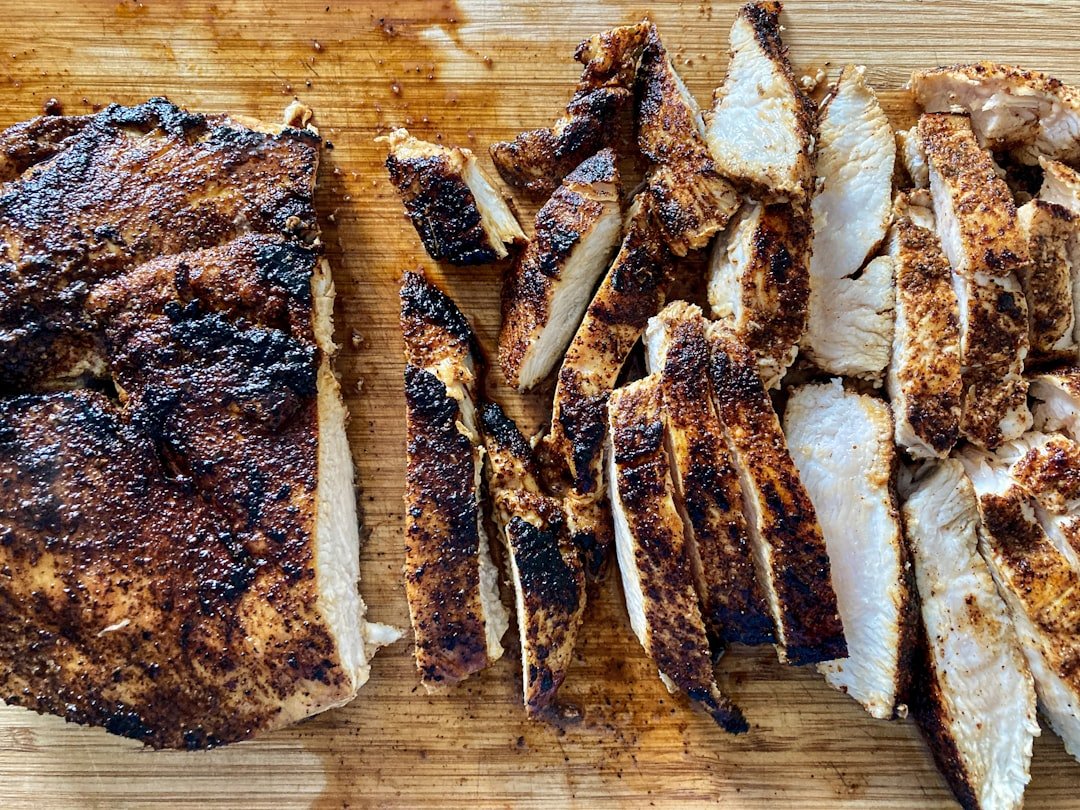 découvrez comment préparer un poulet croustillant et juteux grâce à la friteuse à air. recette simple, rapide et savoureuse pour un repas parfait.