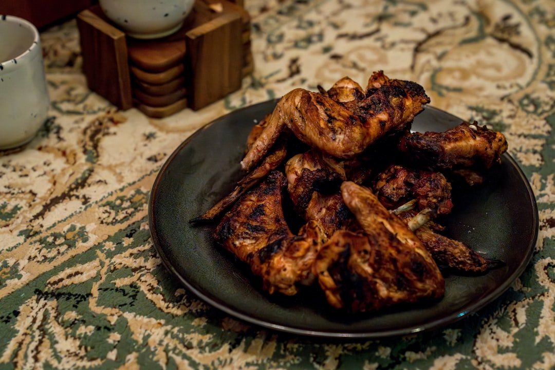 recette facile et rapide de poulet croustillant et juteux préparé à la friteuse à air pour un repas sain et savoureux.