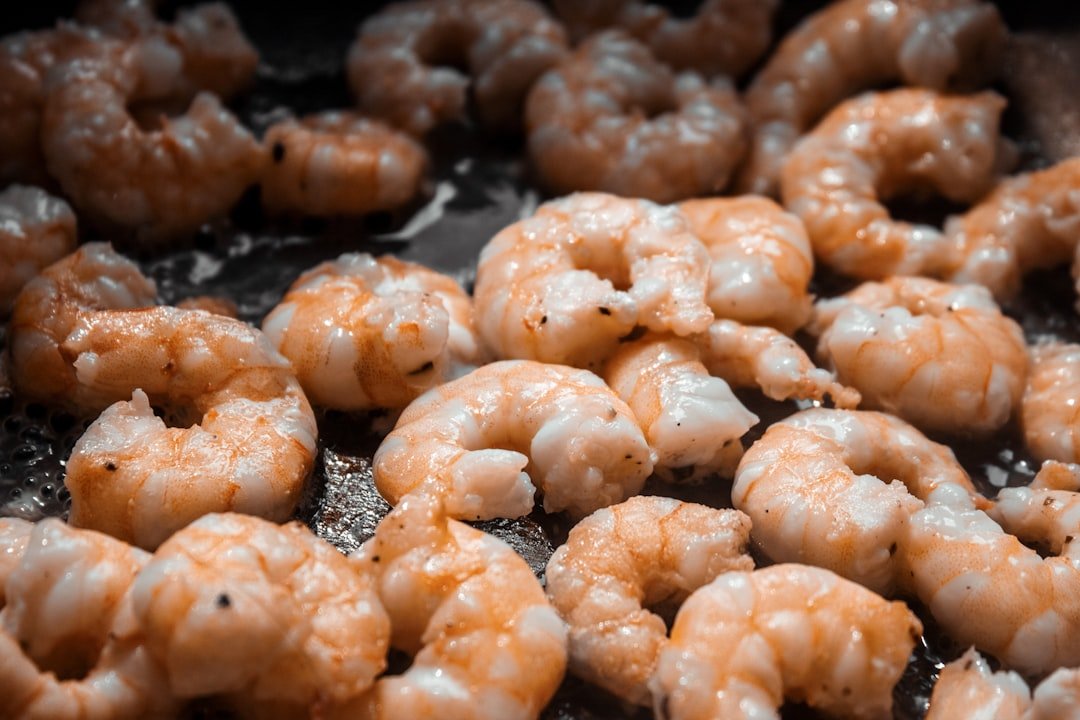 découvrez comment conserver les crevettes cuites fraîches plus longtemps grâce à nos astuces simples et efficaces pour préserver leur saveur et leur texture.
