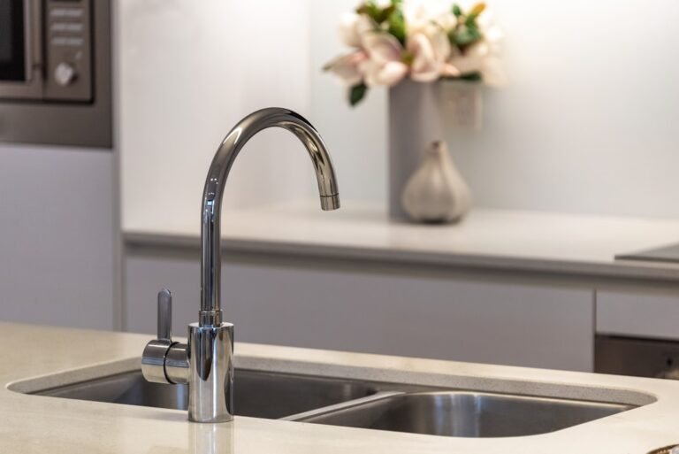 remplacez facilement votre robinet de cuisine pour améliorer le style et la fonctionnalité de votre espace culinaire. guide complet et conseils pratiques disponibles.