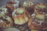 découvrez la recette traditionnelle du kougelhopf, ce délicieux gâteau alsacien moelleux aux raisins et aux amandes, parfait pour vos moments gourmands.