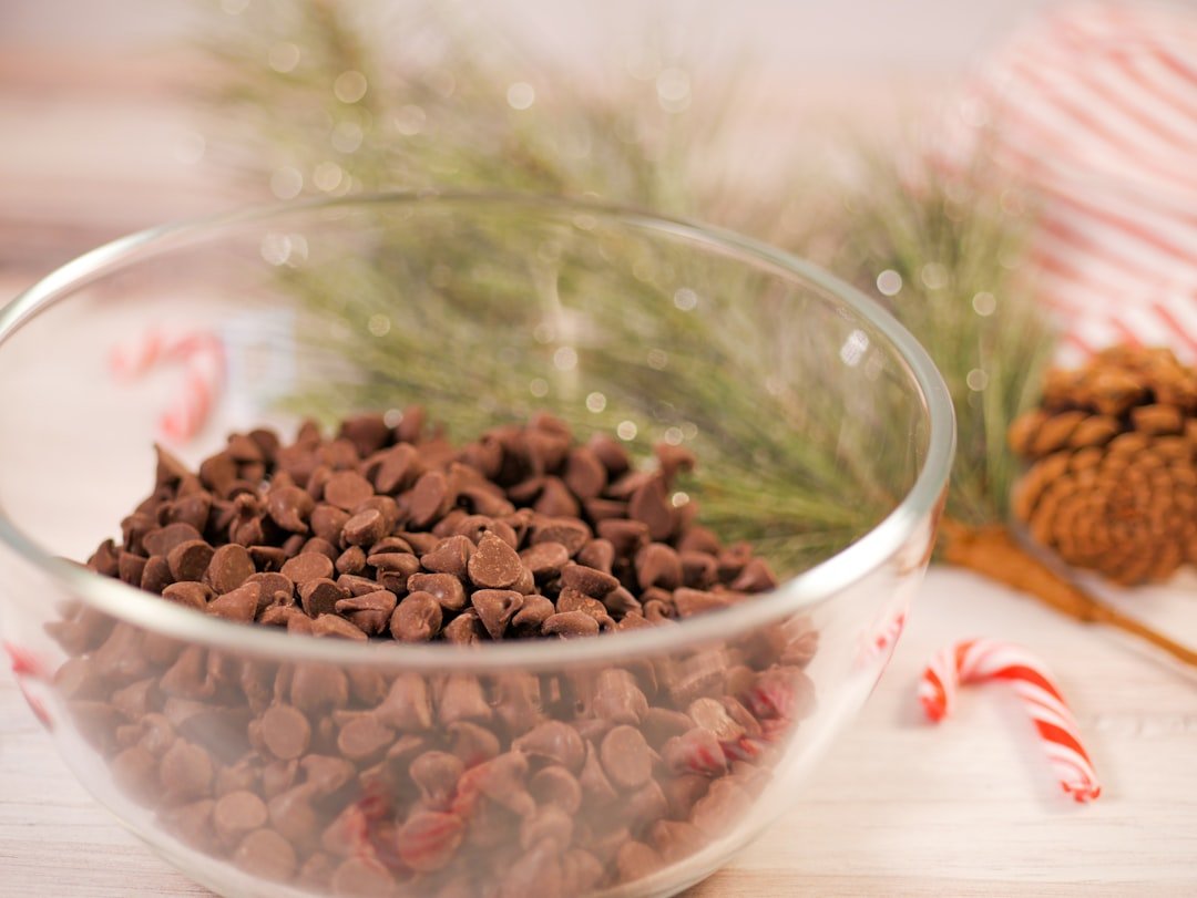 découvrez comment faire fondre le chocolat facilement au micro-ondes pour des desserts rapides et délicieux.