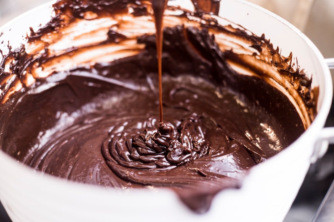 apprenez à faire fondre du chocolat rapidement et facilement au micro-ondes avec nos conseils pratiques et astuces pour un résultat parfait.