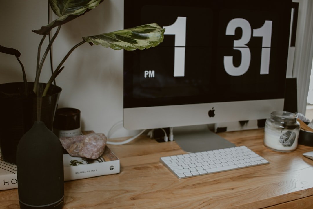 découvrez comment créer un espace de travail organisé pour améliorer votre productivité et votre concentration au quotidien.