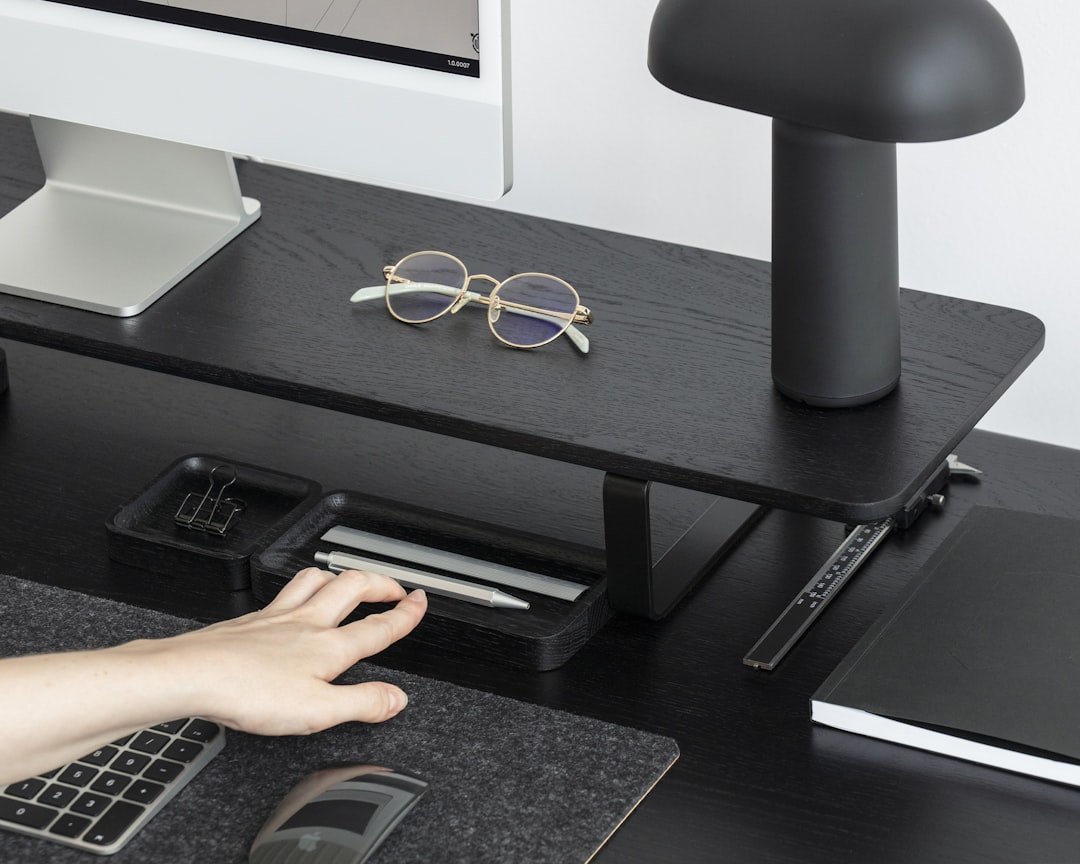 découvrez comment créer un espace de travail organisé pour améliorer votre productivité et votre concentration au quotidien.