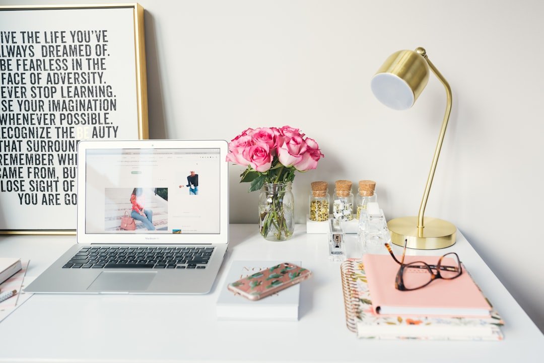 découvrez comment un espace de travail organisé peut améliorer votre productivité et votre bien-être au quotidien.