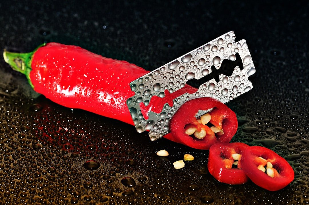 découvrez notre technique d'épluchage du poivre pour une saveur intense et une préparation facile de vos plats.