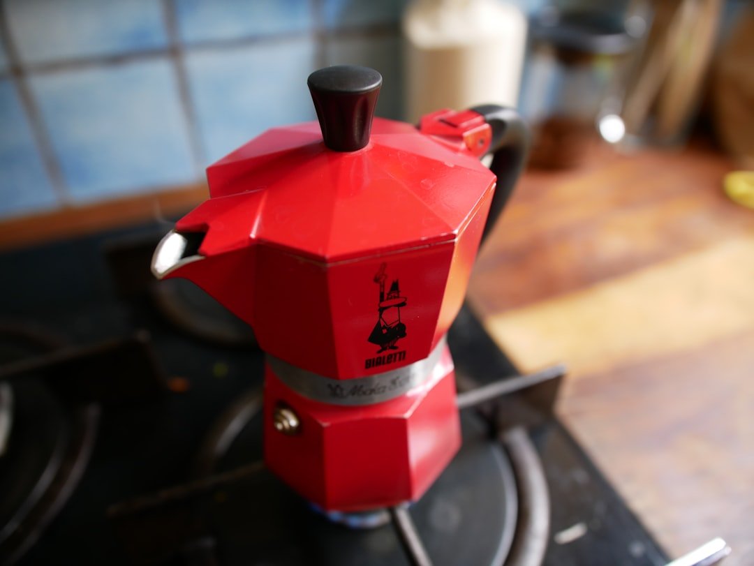 découvrez notre cafetière à percolateur pour un café riche et savoureux, facile à préparer et idéal pour les amateurs de café traditionnel.