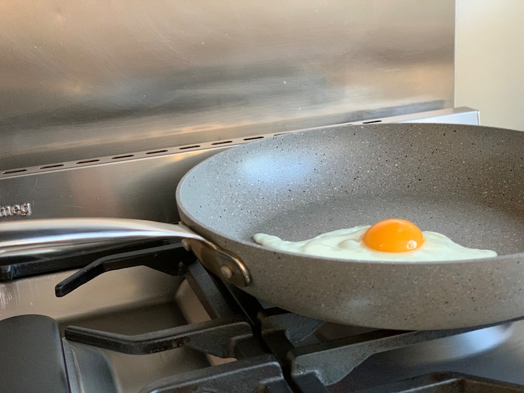 poêle en acier inoxydable de haute qualité, idéale pour une cuisson durable et saine avec une répartition optimale de la chaleur.
