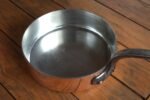 poêle en acier inoxydable durable et résistante, idéale pour une cuisson saine et uniforme. parfaite pour toutes vos recettes, facile à nettoyer.