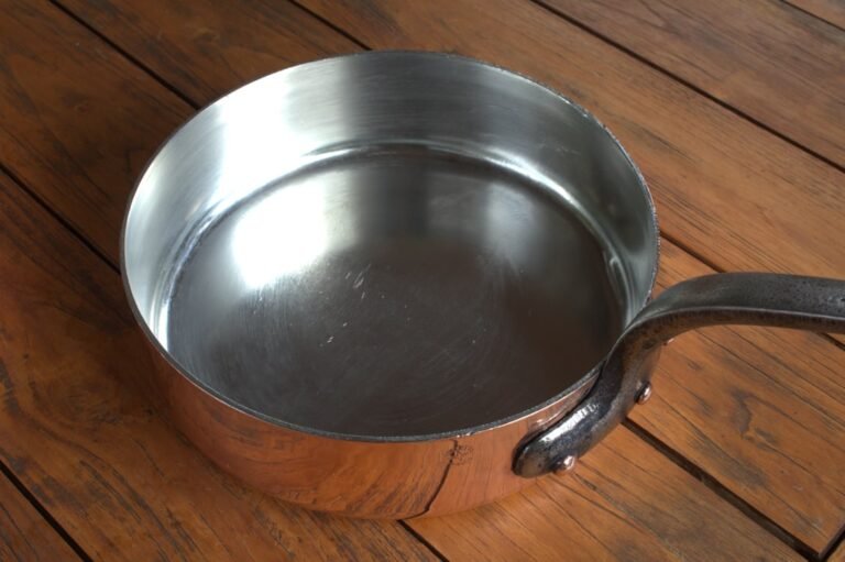poêle en acier inoxydable durable et résistante, idéale pour une cuisson saine et uniforme. parfaite pour toutes vos recettes, facile à nettoyer.