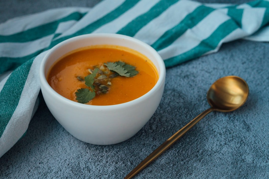découvrez une délicieuse recette de soupe de tomates maison, facile à préparer et parfaite pour réchauffer vos repas.