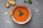 découvrez une délicieuse recette de soupe de tomate maison, facile et rapide à préparer, parfaite pour réchauffer vos soirées.