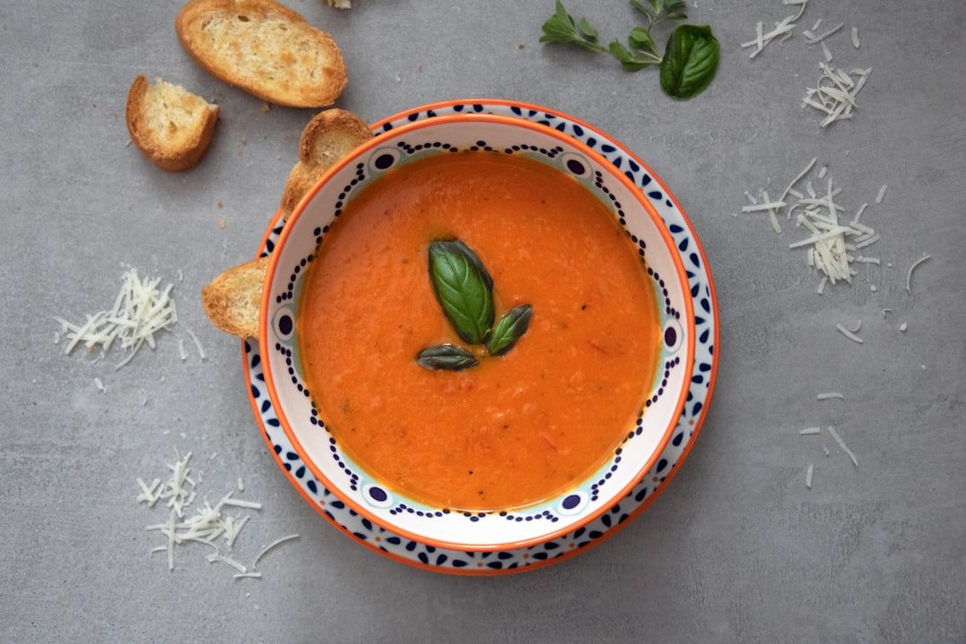 découvrez une délicieuse recette de soupe de tomate maison, facile et rapide à préparer, parfaite pour réchauffer vos soirées.