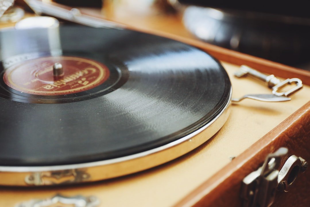 découvrez notre sélection de platines vinyles de haute qualité pour une expérience d'écoute authentique et immersive.