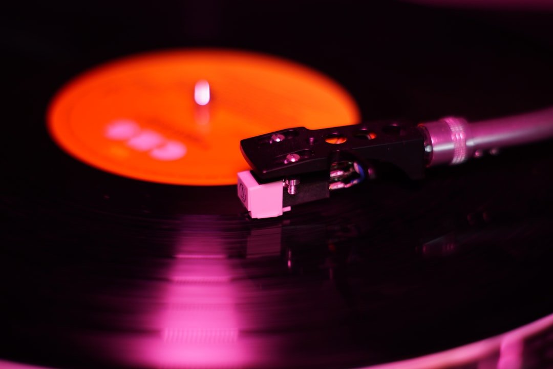 découvrez notre collection de tourne-disques de haute qualité pour une expérience audio vintage et authentique. profitez d'un son chaleureux et d'un design élégant.