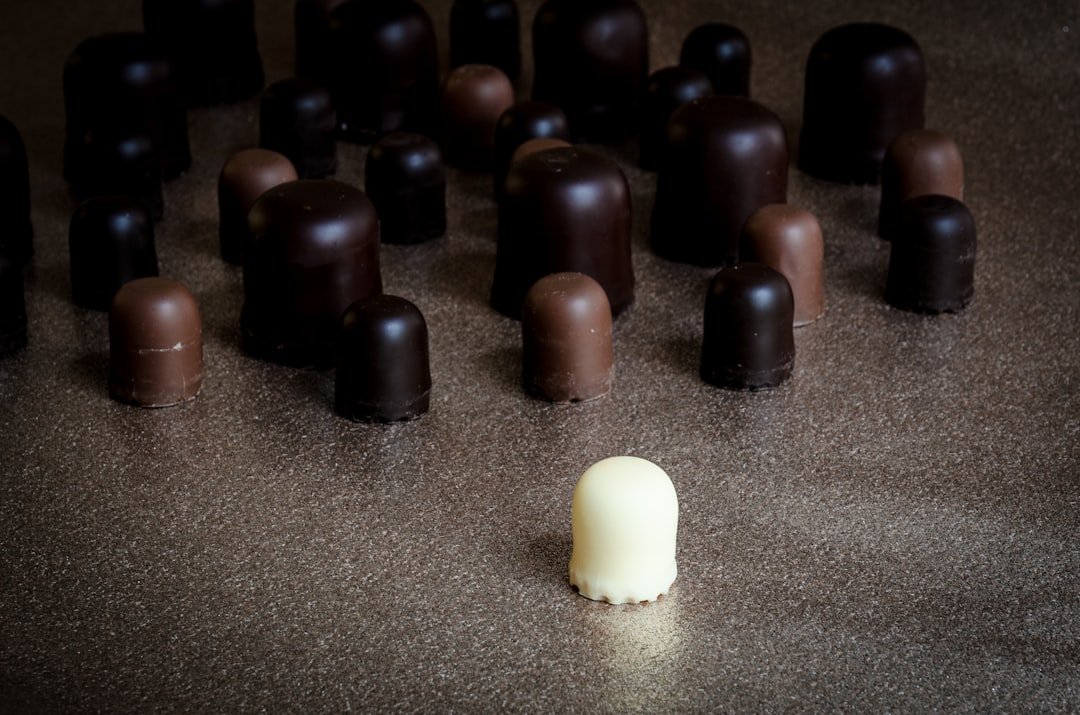 découvrez notre coque en chocolat parfaite, idéale pour des créations gourmandes et élégantes. fondante, croquante et riche en saveurs.