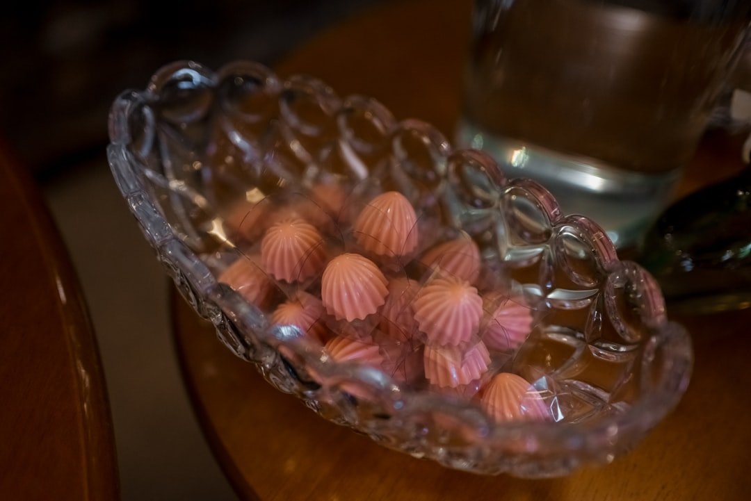 découvrez notre coque en chocolat parfaite, idéale pour des desserts élégants et délicieux. facile à utiliser, elle apporte une texture croquante et un goût intense à toutes vos créations.