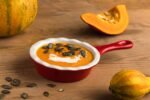 découvrez une délicieuse recette de soupe à la citrouille, parfaite pour réchauffer vos soirées d'automne avec des saveurs douces et réconfortantes.