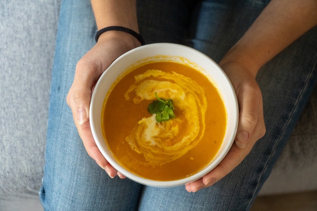 découvrez une recette délicieuse et réconfortante de soupe à la citrouille, parfaite pour les journées fraîches d'automne.