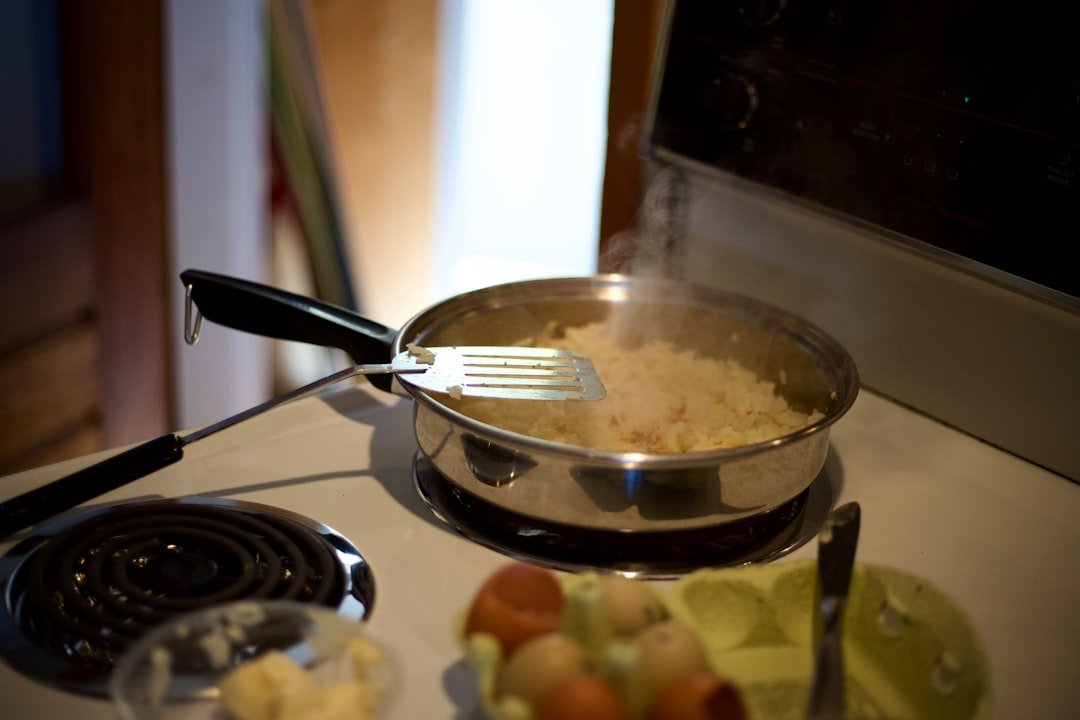 poêle en acier inoxydable de haute qualité, idéale pour une cuisson saine et durable. résistante, facile à nettoyer et compatible avec toutes les sources de chaleur.